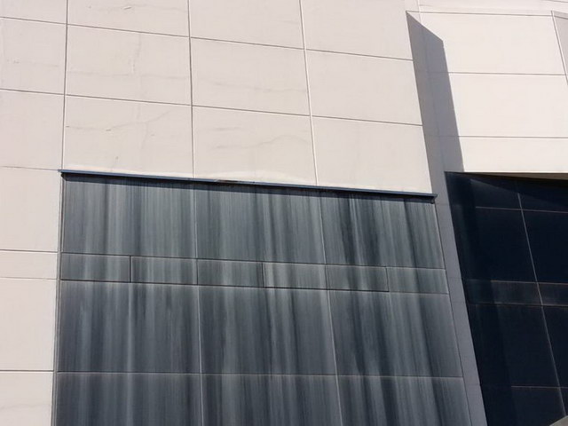 석회물로 오염된 건물 외벽
