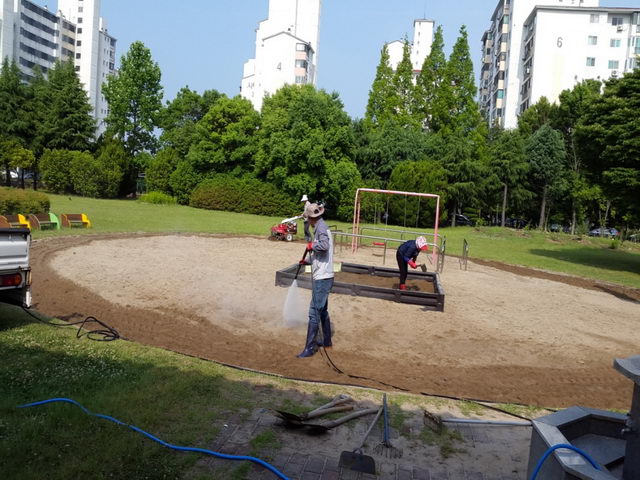 소독작업 중인 작업자